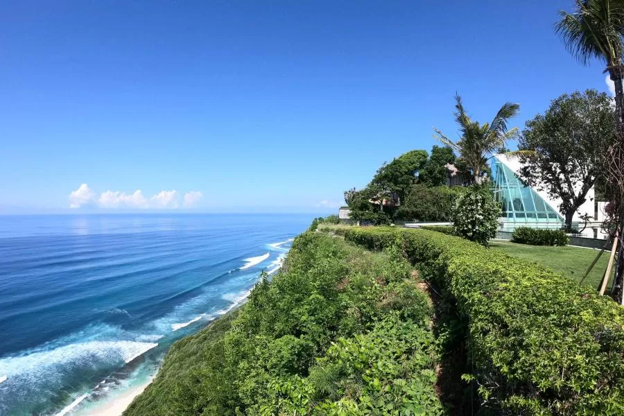 A cliff-edge view of Tirtha Bali's iconic wedding chapel, where you can see the clear Indian Ocean from the top of the cliff in Uluwatu, Southern Bali
