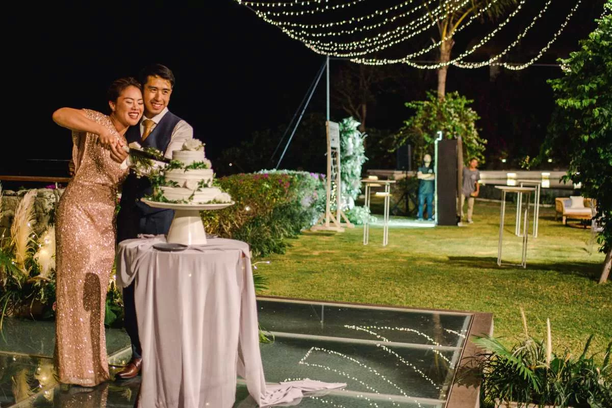 Cake Cutting, Tirtha Uluwatu, wedding resort, bali wedding package, bali wedding venue, bali destination wedding, best wedding venue in bali, Tirtha Bali wedding planner, wedding decoration, bali wedding, wedding bali