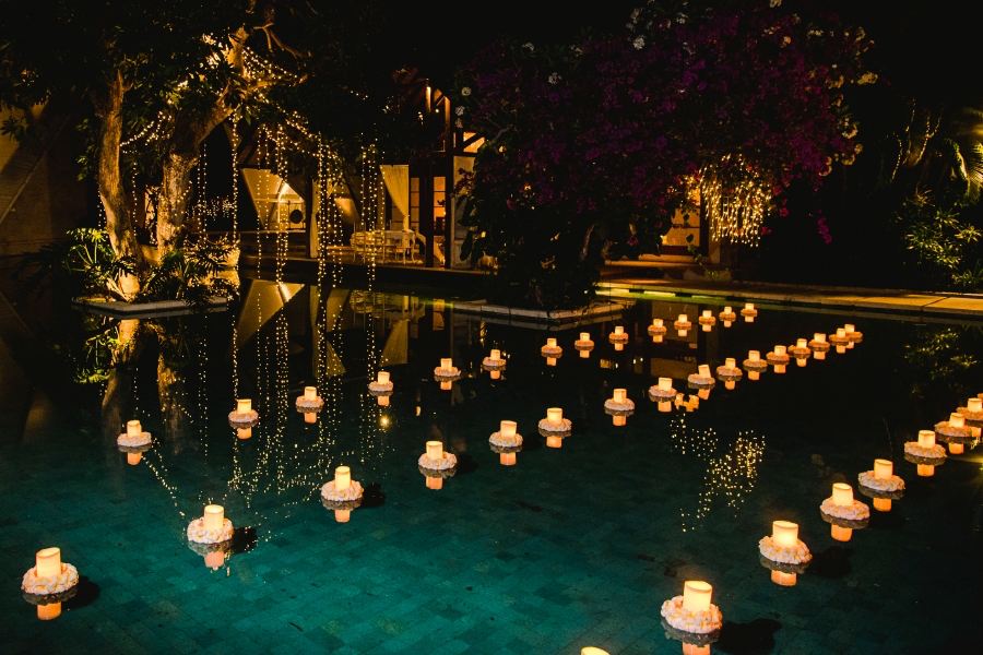 Floating Flower 40 Candles, Candle lights that reflect in the pool create the fantastically atmosphere in your dream wedding venue in Bali