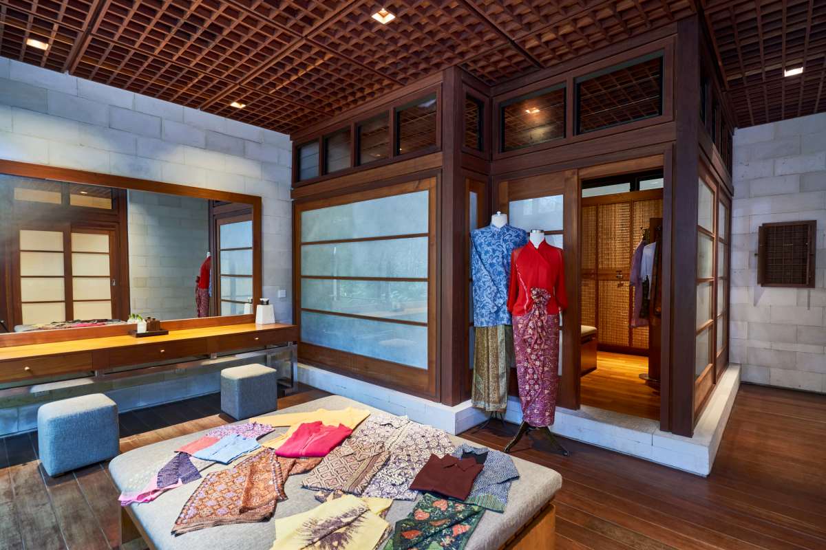 Equipped with a toilet, this locker room offers convenience and privacy, contributing to the seamless experience of your guests at this unique Bali wedding venue