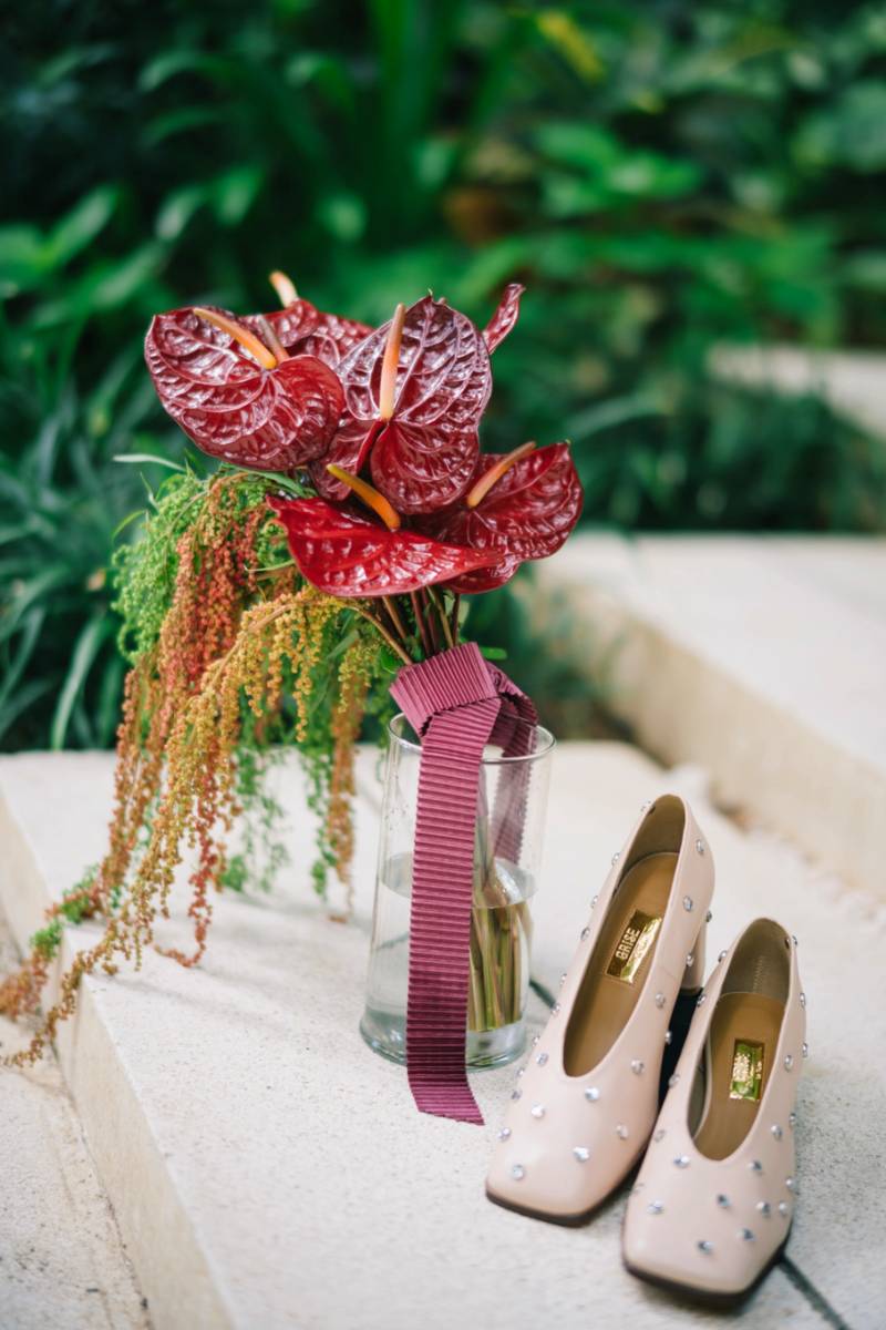 Akari’s tropical bridal bouquet and her ivory heels.
