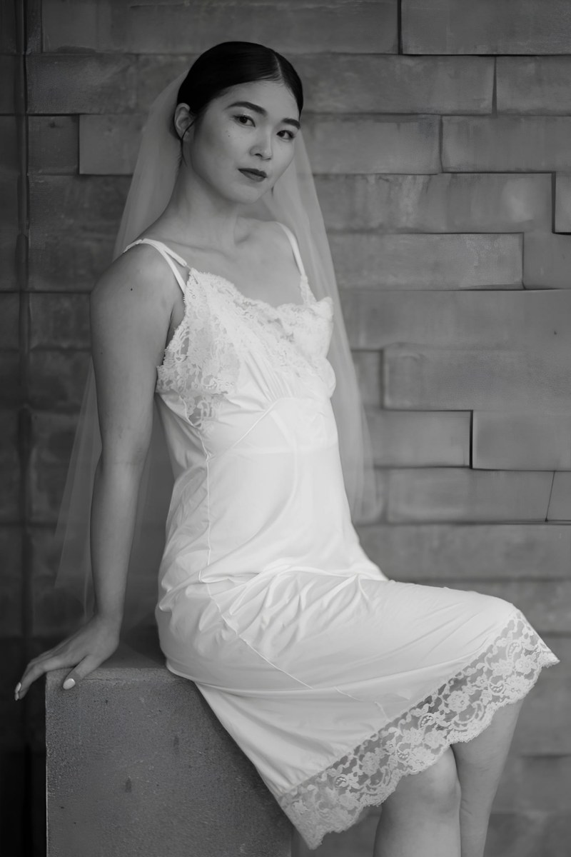 Akari in a quiet bridal moment at the Glass House, captured in timeless elegance during her Bali wedding.