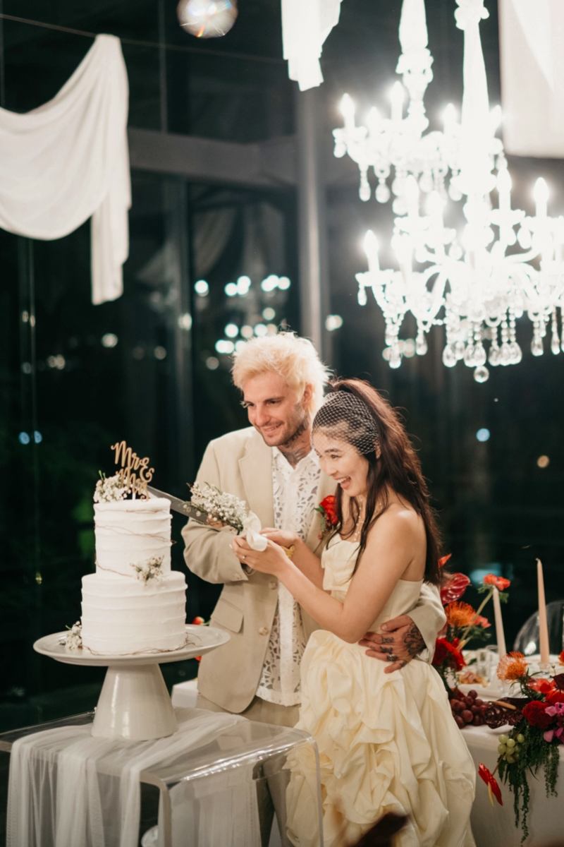 Akari & Michaljon cut their wedding cake during the reception at Tirtha Bali.